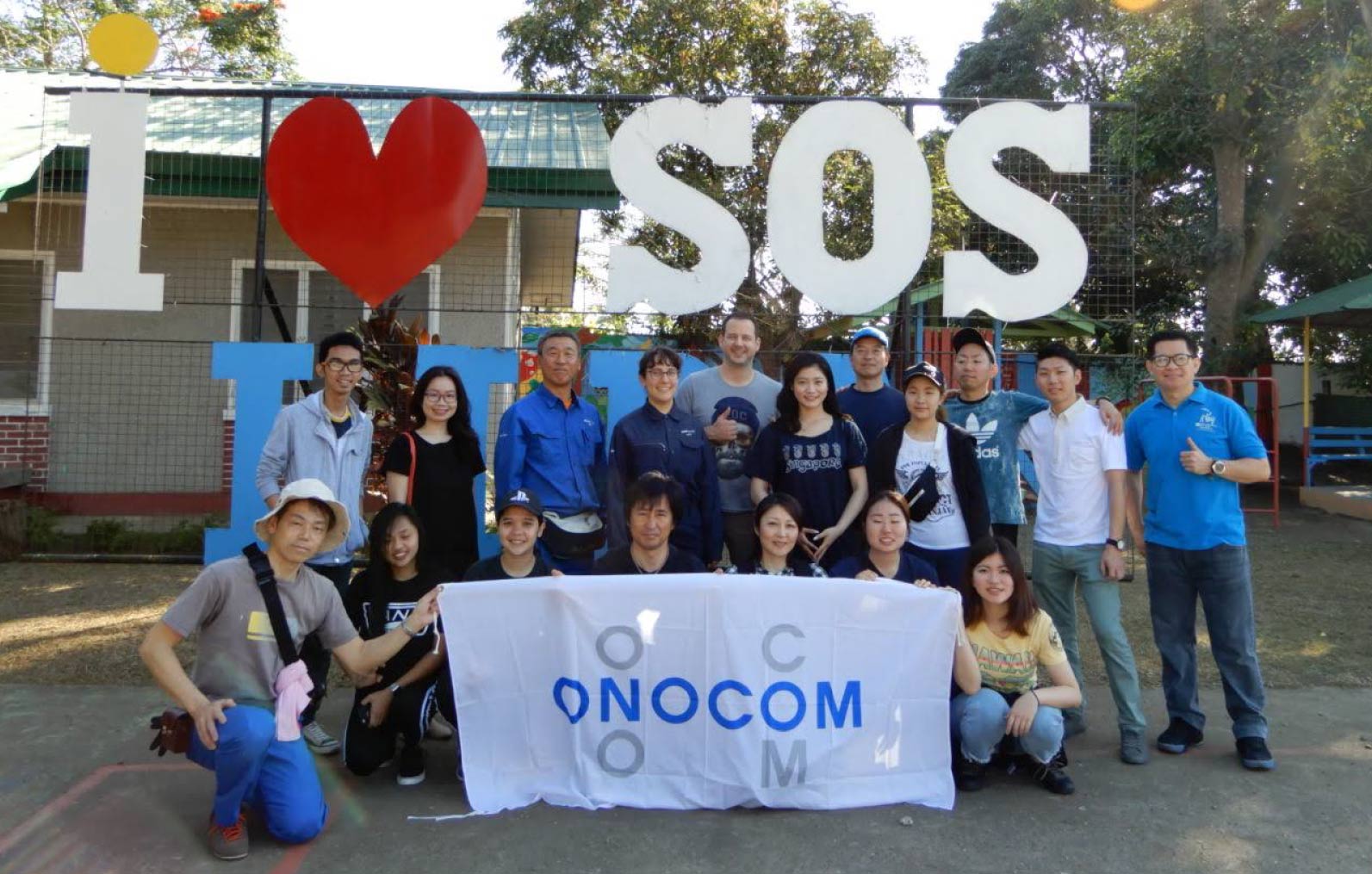オノコムの旗を掲げるOOCOMEボランティアチーム