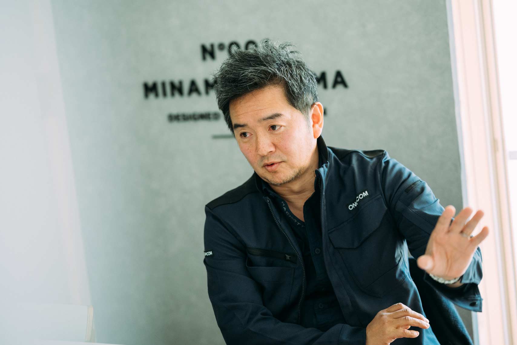 オノコムのユニフォームを羽織る吉田氏