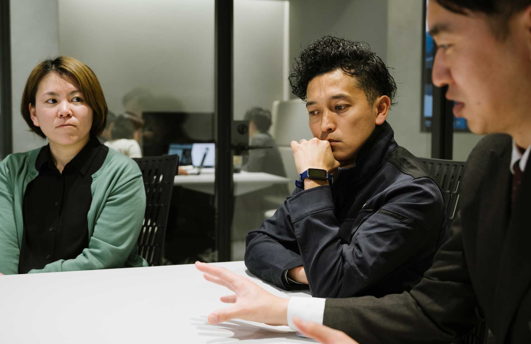 オノコム東京オフィスMTGする中堅社員