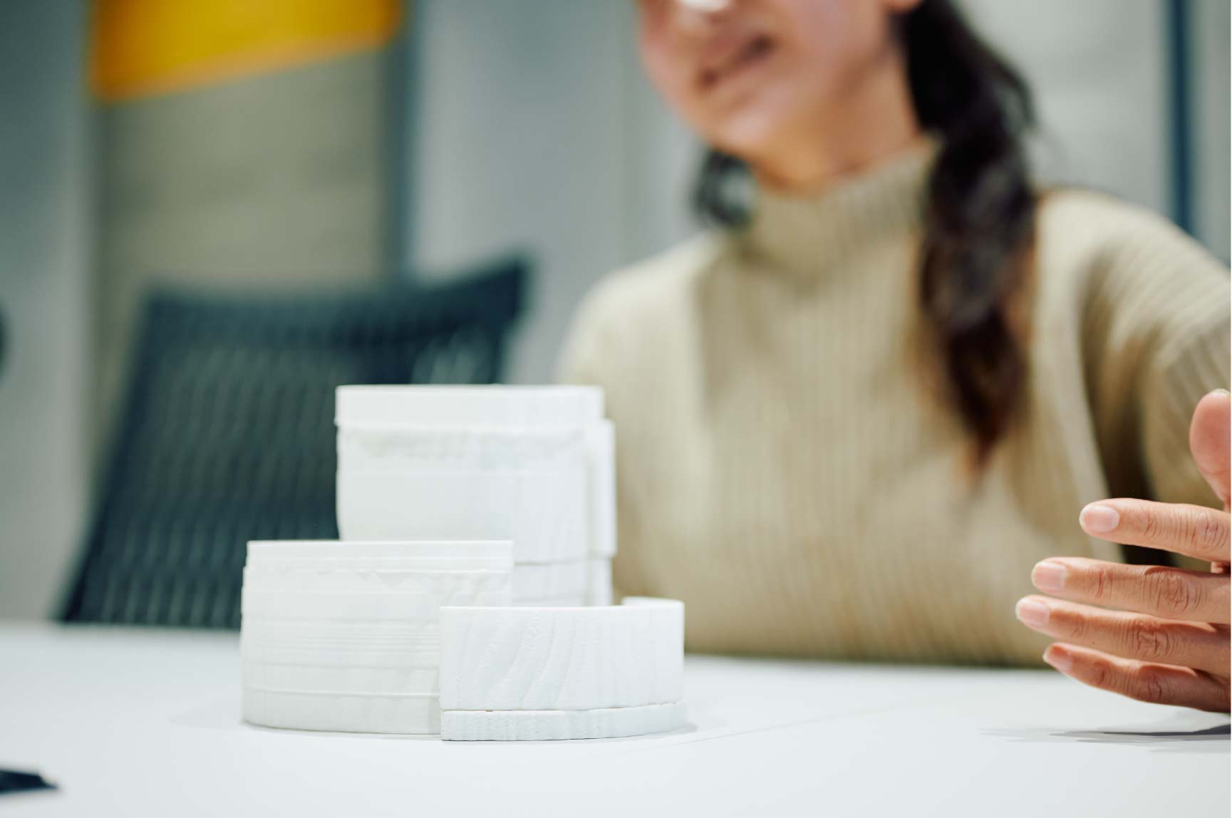 ３Dモデルを前にMTGしている様子　株式会社 築（きずき） 五十嵐理香氏